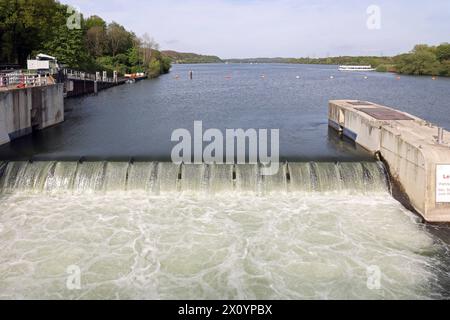 Wehranlage an der Ruhr Die Wehranlage in Bochum Stiepel am Kemnader Stausee mit teils aufgewirbelten Wassermassen Bochum Nordrhein-Westfalen Deutschland Stiepel *** Weir system on the Ruhr The weir system in Bochum Stiepel on the Kemnader reservoir with partially swirling water masses Bochum North Rhine-Westphalia Germany Stiepel Stock Photo