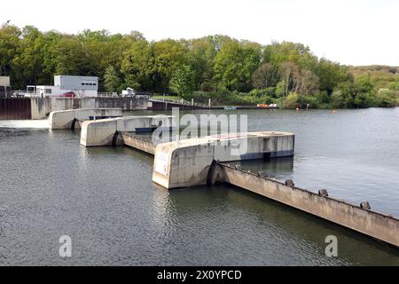 Wehranlage an der Ruhr Die Wehranlage in Bochum Stiepel am Kemnader Stausee mit teils aufgewirbelten Wassermassen Bochum Nordrhein-Westfalen Deutschland Stiepel *** Weir system on the Ruhr The weir system in Bochum Stiepel on the Kemnader reservoir with partially swirling water masses Bochum North Rhine-Westphalia Germany Stiepel Stock Photo