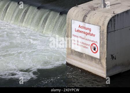 Wehranlage an der Ruhr Die Wehranlage in Bochum Stiepel am Kemnader Stausee mit teils aufgewirbelten Wassermassen Bochum Nordrhein-Westfalen Deutschland Stiepel *** Weir system on the Ruhr The weir system in Bochum Stiepel on the Kemnader reservoir with partially swirling water masses Bochum North Rhine-Westphalia Germany Stiepel Stock Photo