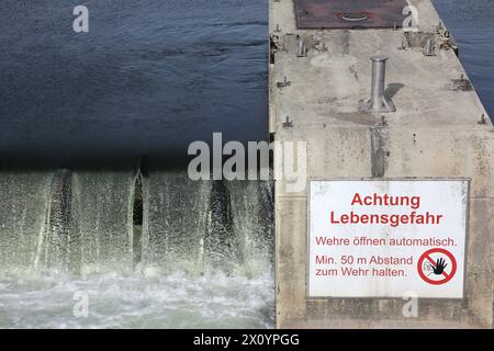 Wehranlage an der Ruhr Die Wehranlage in Bochum Stiepel am Kemnader Stausee mit teils aufgewirbelten Wassermassen Bochum Nordrhein-Westfalen Deutschland Stiepel *** Weir system on the Ruhr The weir system in Bochum Stiepel on the Kemnader reservoir with partially swirling water masses Bochum North Rhine-Westphalia Germany Stiepel Stock Photo