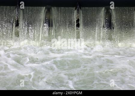 Wehranlage an der Ruhr Die Wehranlage in Bochum Stiepel am Kemnader Stausee mit teils aufgewirbelten Wassermassen Bochum Nordrhein-Westfalen Deutschland Stiepel *** Weir system on the Ruhr The weir system in Bochum Stiepel on the Kemnader reservoir with partially swirling water masses Bochum North Rhine-Westphalia Germany Stiepel Stock Photo