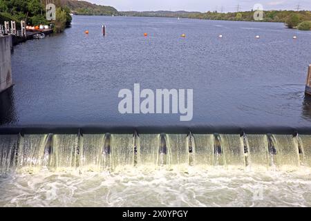 Wehranlage an der Ruhr Die Wehranlage in Bochum Stiepel am Kemnader Stausee mit teils aufgewirbelten Wassermassen Bochum Nordrhein-Westfalen Deutschland Stiepel *** Weir system on the Ruhr The weir system in Bochum Stiepel on the Kemnader reservoir with partially swirling water masses Bochum North Rhine-Westphalia Germany Stiepel Stock Photo