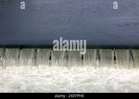 Wehranlage an der Ruhr Die Wehranlage in Bochum Stiepel am Kemnader Stausee mit teils aufgewirbelten Wassermassen Bochum Nordrhein-Westfalen Deutschland Stiepel *** Weir system on the Ruhr The weir system in Bochum Stiepel on the Kemnader reservoir with partially swirling water masses Bochum North Rhine-Westphalia Germany Stiepel Stock Photo