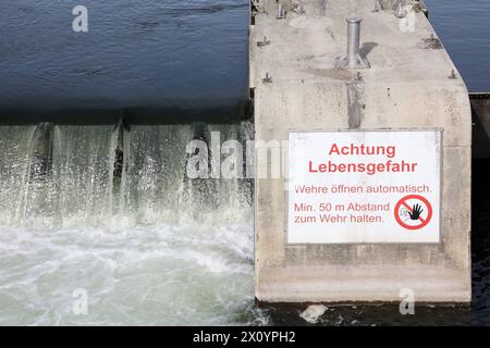 Wehranlage an der Ruhr Die Wehranlage in Bochum Stiepel am Kemnader Stausee mit teils aufgewirbelten Wassermassen Bochum Nordrhein-Westfalen Deutschland Stiepel *** Weir system on the Ruhr The weir system in Bochum Stiepel on the Kemnader reservoir with partially swirling water masses Bochum North Rhine-Westphalia Germany Stiepel Stock Photo