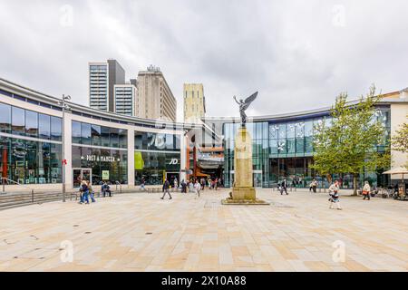 Jubilee Square war memorial and the entrance to the Peacocks shopping centre and Market Walk in Victoria Place in the town centre of Woking, Surrey Stock Photo