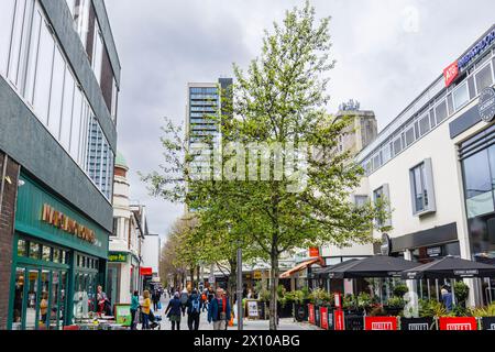 Commercial Way with shops and restaurants in the pedestrianised town ...