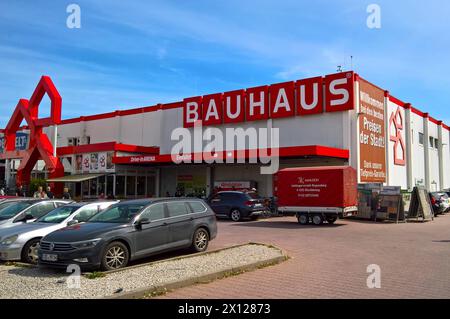 Bauhaus Baumarkt - Filiale in Regensburg. Die Bauhaus AG ist ein Handelsunternehmen mit Sitz in Belp in der Schweiz. Seit 2020 ist Bauhaus Mitglied im Branchenverband Deutscher Heimwerker-, Bau- und Gartenfachmärkte, kurz BHB *** Bauhaus DIY store branch in Regensburg Bauhaus AG is a trading company based in Belp, Switzerland Since 2020, Bauhaus has been a member of the industry association of German DIY, construction and garden centers, BHB for short Stock Photo