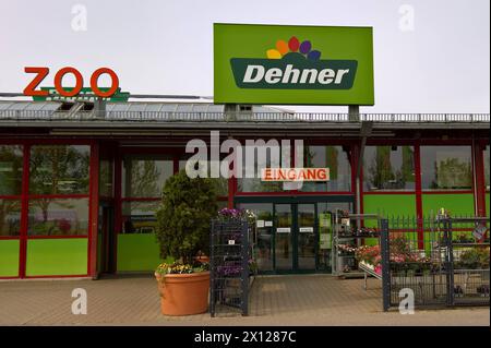 Dehner Garten-Center. Dehner ist eine in Deutschland und Österreich vertretene Gartencenter-Kette sowie ein Grosshandels- und Landhandelsunternehmen. Sitz der Unternehmenszentrale ist Rain am Lech *** Dehner Garten Center Dehner is a garden center