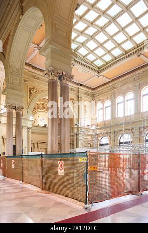 Wegen Bauarbeiten abgesperrter Bereich im Bahnhof Trieste Centrale Stock Photo