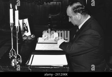Vienna, 4.3.1986: Austrian Chancellor Fred Sinowatz expressed his and Austria's mourning for Olof Palme by putting his signature in the official book of condolences at the swedish Embassy in Vienna. - 19860304 PD0005 - Rechteinfo: Rights Managed (RM) Stock Photo