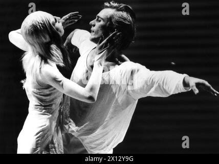 (f.l.t.r) Christian Tichy (r., Orpheus) and Marialuise Jaska (Eurydike) in the ballet 'Orpheus' in Vienna's State Opera House on the occassion of the 60th birthday of the composer Hans Werner Henze. Photo taken on 17 June 1986. - 19860617 PD0008 - Rechteinfo: Rights Managed (RM) Stock Photo