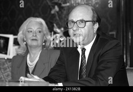 Vienna on April 17th 1991: Presentation of an illustrated book about soprano Gwyneth Jones (l.), it was written by her husband Till Haberfeld (r.) - 19910417 PD0005 - Rechteinfo: Rights Managed (RM) Stock Photo