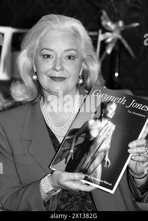 Vienna on April 17th 1991: Soprano Gwyneth Jones presents a book, written by her husband Till Haberfeld. - 19910417 PD0006 - Rechteinfo: Rights Managed (RM) Stock Photo