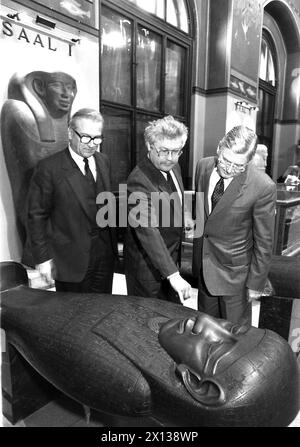 On December 9th 1991 the works of art of the Egyptian-Oriental Collection of the Art historical Museum Vienna are presented again after 100 years. In the picture: Walter Wolfsberger (Siemens), General directior of the Museum Wilfried Seipel, and Josef Simbrunner. - 19911209 PD0008 - Rechteinfo: Rights Managed (RM) Stock Photo