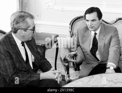 Haris Silajdzic, foreign minister of Bosnia (r) and his Austrian counterpart Alois Mock on April 24, 1992 in Vienna. - 19920424 PD0004 - Rechteinfo: Rights Managed (RM) Stock Photo