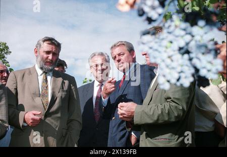 Federal Chancellor Franz Vranitzky (r.), vice-chancellor Erhard Busek (c.) and minister of agriculture Franz Fischler (l.) informed about the drought damages in Burgenland and Lower Austria. Photo: The governence members during an inspection in a vineyard near Prellenkirchen on 3 September 1992. - 19920903 PD0006 - Rechteinfo: Rights Managed (RM) Stock Photo