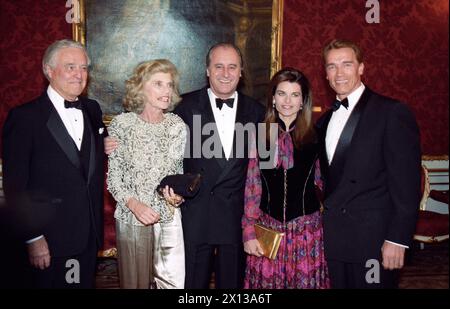 Vienna on March 19th 1993: Austria's Federal President Thomas Klestil welcomes participants, organizers and sponsors of the Special Olympics, which will take place in Schladming and Salzburg from 20th to 27th of March. In the picture (f.l.t.r.): Sargent Shriver, chairman of the Special Olympics, Eunice Kennedy-Shriver, founder of the World Winter Games, Thomas Klestil, Maria Shriver-Schwarzenegger and Arnold Schwarzenegger. - 19930319 PD0003 - Rechteinfo: Rights Managed (RM) Stock Photo