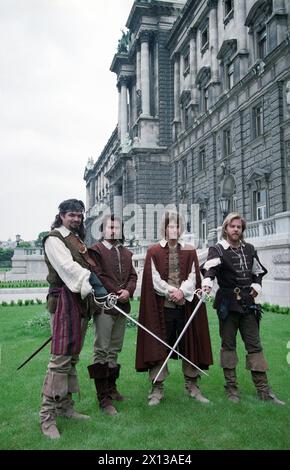 Shooting for the Stephen Hereks's film 'The three musketry' (f.l.t.r.): Oliver Platt (Porthos), Charlie Sheen (Aramis), Chris O'Donnell (D'Artagnan) and Kiefer Sutherland (Arthos) on 5 May 1993 in Vienna. - 19930505 PD0005 - Rechteinfo: Rights Managed (RM) Stock Photo