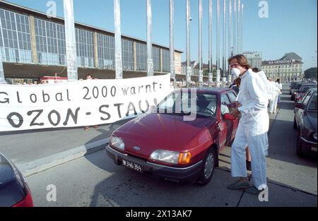 Environmetalism organization Global 2000 started a campain against traffic jams in Vienna on 2 August 1993. Cardrivers got an information brochure from 20 activists at Viennese Europaplatz. - 19930802 PD0006 - Rechteinfo: Rights Managed (RM) Stock Photo