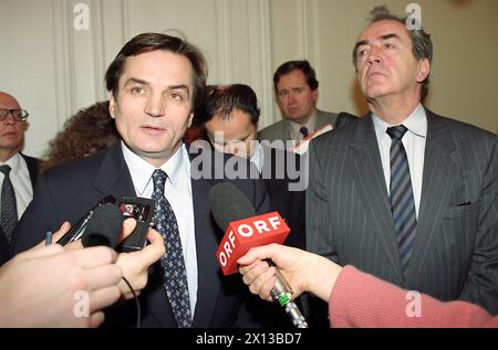 Peace negotiations between Bosnia and Croatia in Vienna on January 4th 1994. In the picture: Bosnia's prime minister Haris Silajdzic and Austria's foreign minister Alois Mock. - 19940104 PD0014 - Rechteinfo: Rights Managed (RM) Stock Photo