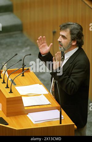 EU debate in Austria's parliament on May 4th 1994: 374 representatives of the EU Parliament voted for Austria's accession to the European Union, 24 against and 61 abstained from voting. In the picture: Johannes Voggenhuber, Europe spokesman of the Green Party. - 19940504 PD0006 - Rechteinfo: Rights Managed (RM) Stock Photo