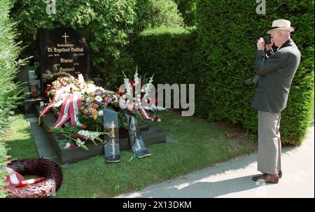 Wreath-laying to 60. Day of death of Engelbert DollfussOn 25 July 1934 Austrian Federal Chancellor Engelbert Dollfuss was murdered by national socialists. Members of the OEVP (Austrian peopl's party)  lay a wreath on his grave at the cemetery Vienna on the 60th day of his death. - 19940723 PD0001 - Rechteinfo: Rights Managed (RM) Stock Photo