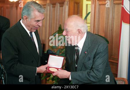 Viennese mayor (SPOE) Helmut Zilk (L) awarded the art historian Univ. Prof. Sir Dr. Ernst Gombrich (R) a gold medal of honour of the federal capital Vienna. Captured on 27th of October 1994 at the Viennese city hall. - 19941027 PD0003 - Rechteinfo: Rights Managed (RM) Stock Photo