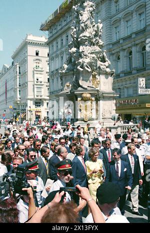 Vienna on July 11th 1995: The Spanish royal couple King Juan Carlos I. and Queen Sofia during their official visit in Vienna. In the picture: The royal couple visited Vienna Graben together with Federal President Thomas Klestil. - 19950711 PD0007 - Rechteinfo: Rights Managed (RM) Stock Photo