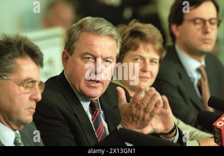 Austrian Federal Chancellor, Franz Vranitzky (SPOE) during a press conference at the Austrian Federal Chancellery in Vienna on occasion of the failing of the big coalition between the Austrian People's Party (OEVP) and Social Democratic Party (SPOE) on October 12, 1995. Picture: (f.L.t.R) Heinz Fischer, member of parliament, Federal Chancellor Franz Vranitzky, Brigitte Ederer, General Secretary of the Austrian Social Democratic Party and finance minister Andreas Staribacher. - 19951012 PD0009 - Rechteinfo: Rights Managed (RM) Stock Photo