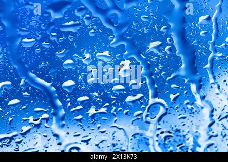 Regentropfen auf der Scheibe, Symbolbild Aprilwetter, München, April 2024 Deutschland, München, April 2024, Regentropfen an der Fensterscheibe, Symbolfoto Aprilwetter, weiteres Regenwetter in den nächsten Tagen vorhergesagt, das Regentief dauert an, schlechtes Wetter, Frühling, Bayern *** raindrops on the window pane, symbolic picture April weather, Munich, April 2024 Germany, Munich, April 2024, raindrops on the window pane, symbolic picture April weather, more rainy weather forecast for the next few days, the rainy low continues, bad weather, spring, Bavaria Stock Photo