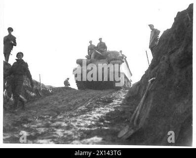 ITALY : FIFTH ARMYFIGHTING IN THE GARIGLIANO AREA - A Sherman tank approached the ferry crossing British Army Stock Photo