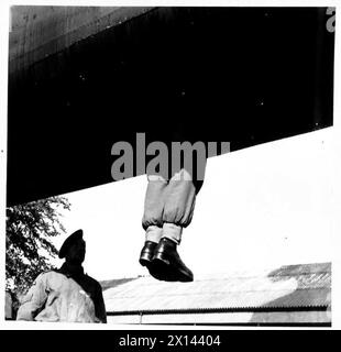 PARACHUTE TRAINING DEPOT & SCHOOL AIRBORNE FORCES - The first man drops through the hatch of the mock fuselage British Army Stock Photo