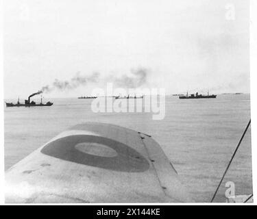 ON BOARD AN AFRICAN BOUND SHIP IN CONVOY - The convoy steams on ready for any emergency British Army Stock Photo