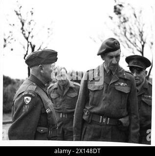 LIEUTENANT GENERAL SCHREIBER VISITS KENT HOME GUARD - Lieutenant General Schreiber talking to RSM F.Hedges, Folkestone - 8th Kent Home Guard British Army Stock Photo