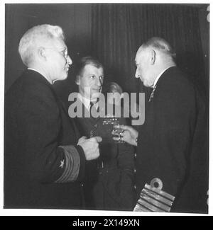 BRITISH-AMERICAN FORCES DINING CLUB - British Naval and Air Chiefs with U.S. Naval Chief. Left to right : Admiral H.R. Stark (Commanding US Naval Forces European Theatre of Operations) Air Chief Marshall Sir Charles Portal (Chief of Air Staff) Admiral of the Fleet Sir Dudley Pound (First Sea Lord and Chief of Naval Staff) , British Army Stock Photo