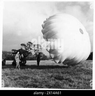 PARACHUTE TRAINING DEPOT & SCHOOL AIRBORNE FORCES - A party under instruction in parachute control British Army Stock Photo