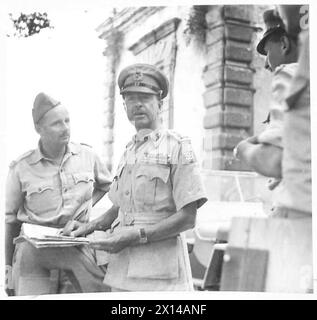 EIGHTH ARMY : GENERAL ALEXANDER INSPECTS ART TREASURES - General Alexander and General Harding talking to AMG officials British Army Stock Photo