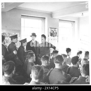 VISIT OF RUSSIAN DELEGATES TO CANTERBURY AND DOVER AREA - The delegates visit an Army Educational class room British Army Stock Photo