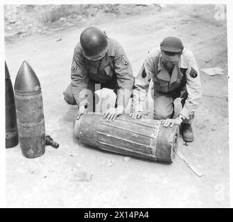 FIFTH ARMY : ANZIO BRIDGEHEAD COMPARISON IN GERMAN SHELLS - It takes two men to roll the 280 mm shell into position. Left to right:- 1st Sgt. W.A. Hill, and Cpl. Alton Bowmen of RFD3 Valapraiso, Ind.,U.S.A British Army Stock Photo