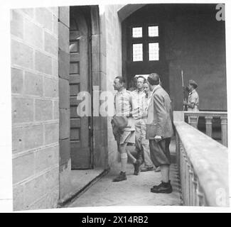 EIGHTH ARMY : GENERAL ALEXANDER INSPECTS ART TREASURES - General Alexander entering one of the rooms of the castle British Army Stock Photo