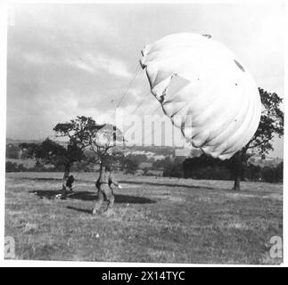 PARACHUTE TRAINING DEPOT & SCHOOL AIRBORNE FORCES - A party under instruction in parachute control British Army Stock Photo