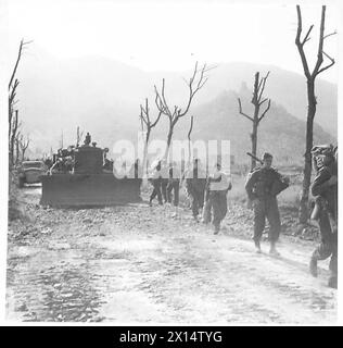 ITALY : CLEARING A ROAD THROUGH CASSINO - Troops moving up past a bulldozer at work clearing rubble British Army Stock Photo