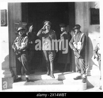 FIELD MARSHAL ALEXANDER IN ATHENS - Field Marshal Alexander leaves the Grande Bretagne hotel British Army Stock Photo