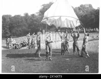 PARACHUTE TRAINING DEPOT & SCHOOL AIRBORNE FORCES - Troops prepare the 'chute for the next descent British Army Stock Photo