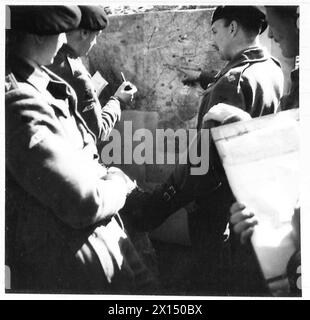 BRITISH FLAG FIRST TO CROSS RHINE IN TWO WARS - Lieut. Colonel Jolly, DSO., 4TH R.T.R. briefs some of his officers before the operations British Army, 21st Army Group Stock Photo