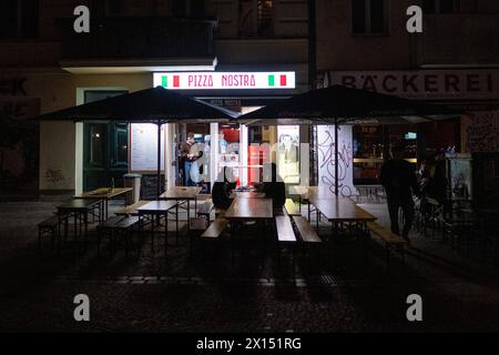 Gäste sitzen nachts vor der Pizza Nostra in der Lychener Straße in Berlin-Prenzlauer Berg. / Guests sit outside Pizza Nostra on Lychener Straße in Berlin-Prenzlauer Berg at night. Berliner Nachtleben *** Guests sit outside Pizza Nostra on Lychener Straße in Berlin Prenzlauer Berg at night Guests sit outside Pizza Nostra on Lychener Straße in Berlin Prenzlauer Berg at night Berlin nightlife S-P202404121601.jpg Stock Photo