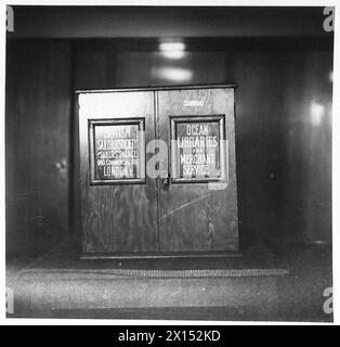 ON BOARD AN AFRICAN BOUND SHIP IN CONVOY - The ship's library British Army Stock Photo