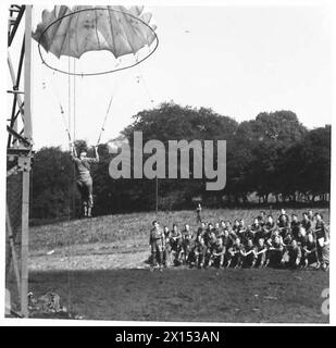 PARACHUTE TRAINING DEPOT & SCHOOL AIRBORNE FORCES - Preparing to 'touch down' before an interested audience , British Army Stock Photo