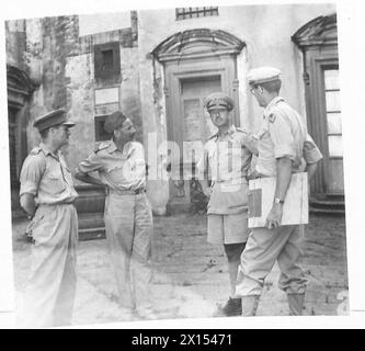 EIGHTH ARMY : GENERAL ALEXANDER INSPECTS ART TREASURES - General Alexander and General Harding talking in the courtyard British Army Stock Photo