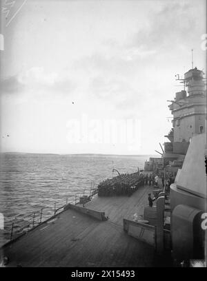 SCENES ON BOARD A BATTLESHIP AT SEA. 1940 OR 1941, ON BOARD HMS RODNEY. - Divisions on the starboard deck of the battleship Stock Photo